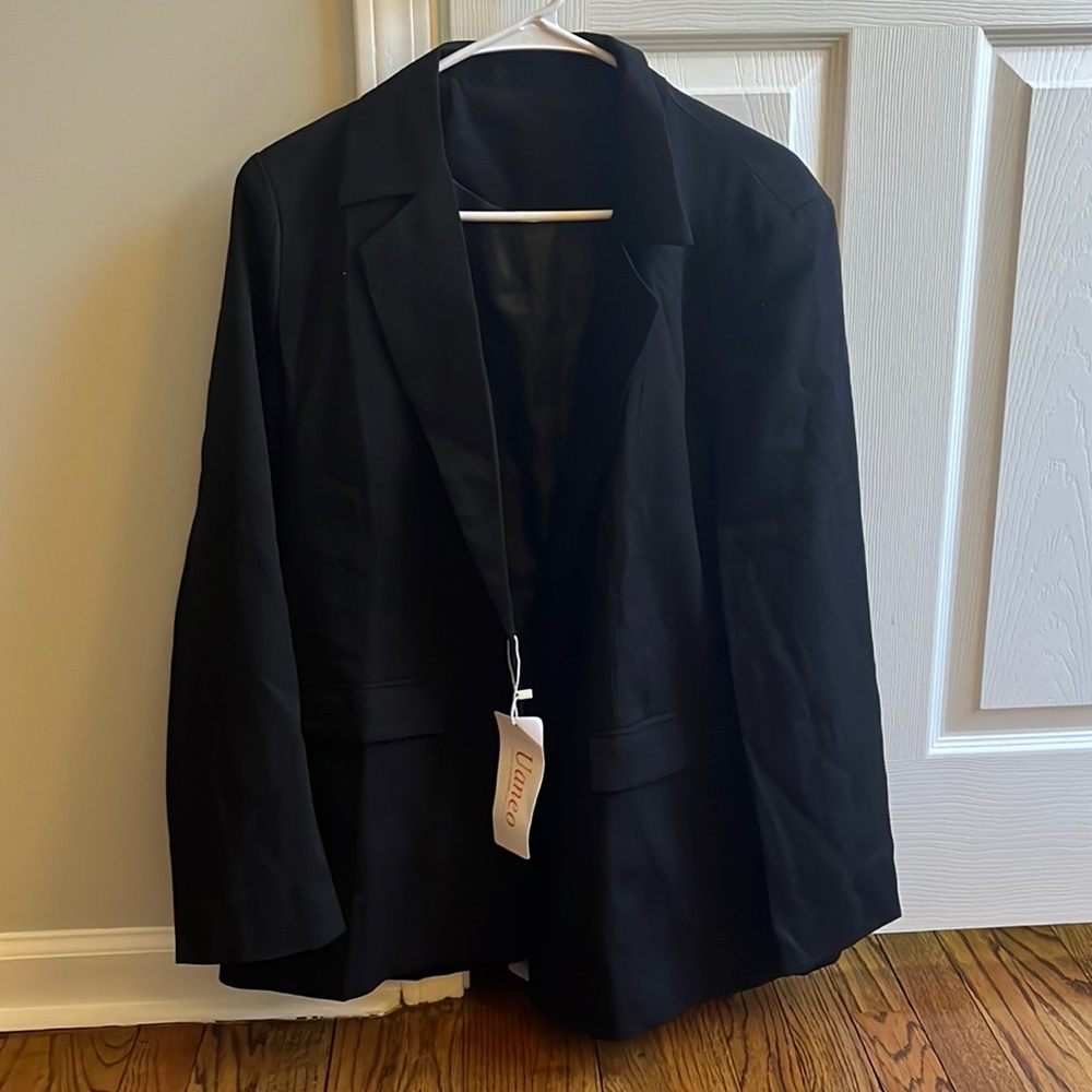 Women's black blazer, NWT. Size L